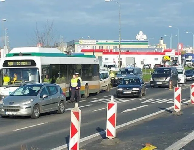 Policisté hledají řidiče nákladního automobilu, který naboural do městského autobusu.