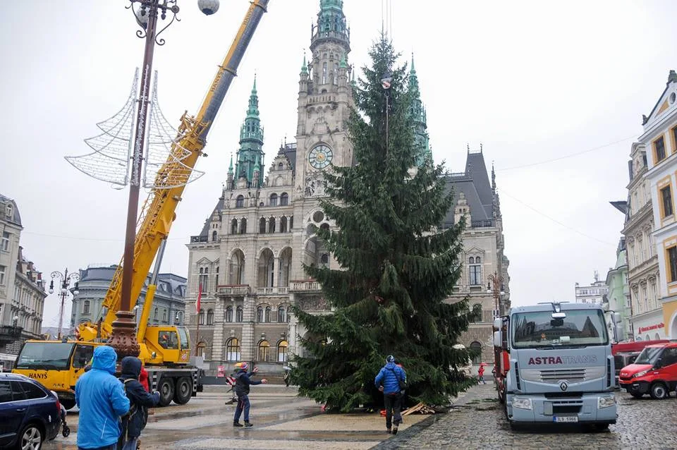 Vánoční strom dorazil na náměstí. Zítra se začne s jeho zdobením.