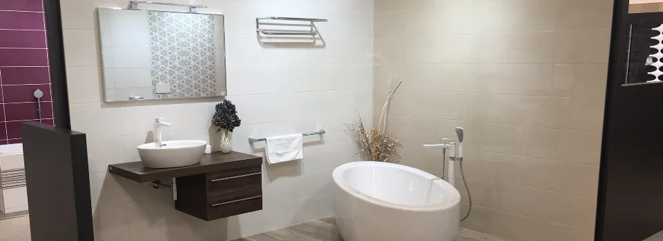 Plánujete novou koupelnu? Tuhle firmu v prostorách bývalého Baumaxu stojí za to navštívit.