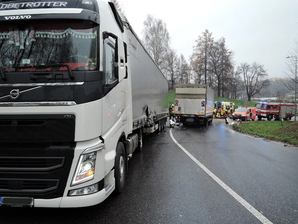 Srážka dvou nákladních automobilů zablokovala nájezd na průtah Libercem.
