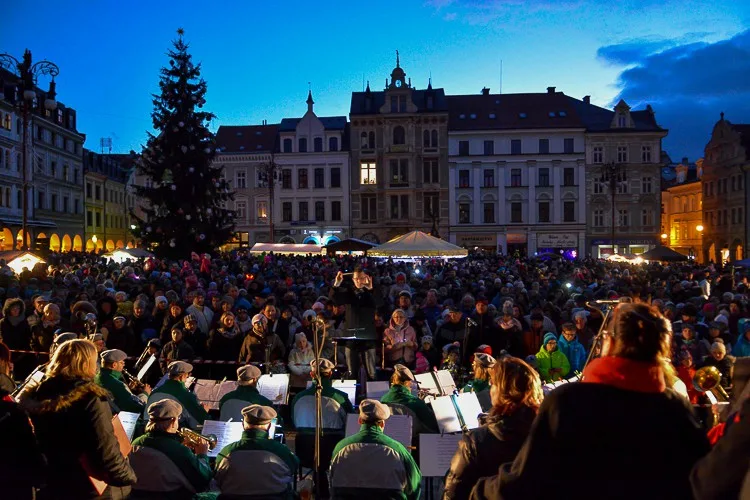 Do Liberce se vrátí videomapping. Světelná show tentokrát nasvítí vánoční strom.