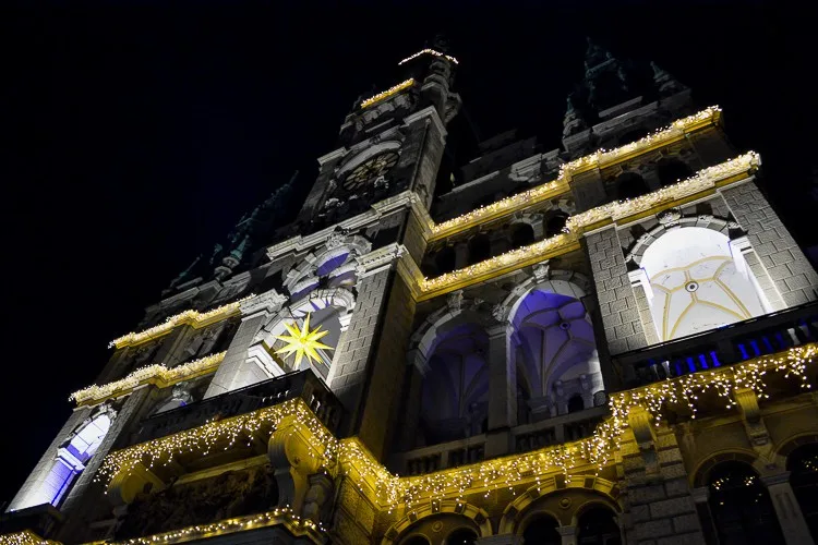 Do Liberce se vrátí videomapping. Světelná show tentokrát nasvítí vánoční strom.