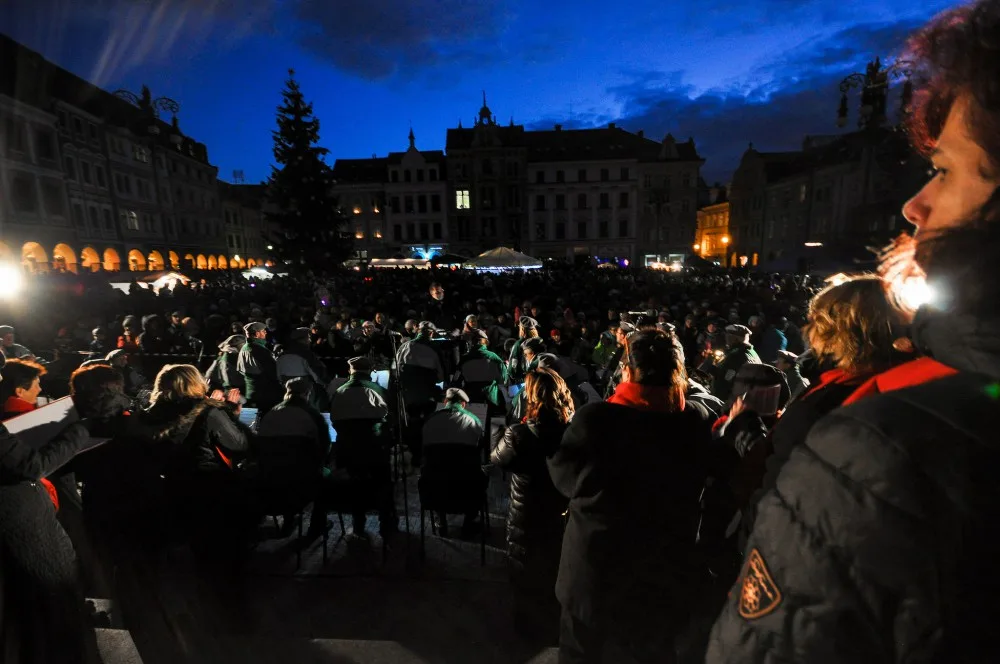 Do Liberce se vrátí videomapping. Světelná show tentokrát nasvítí vánoční strom.
