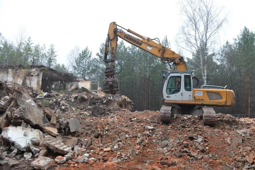 Demolice domů v Ralsku pokračuje. Bývalý štáb sovětské armády do dvou měsíců zmizí.
