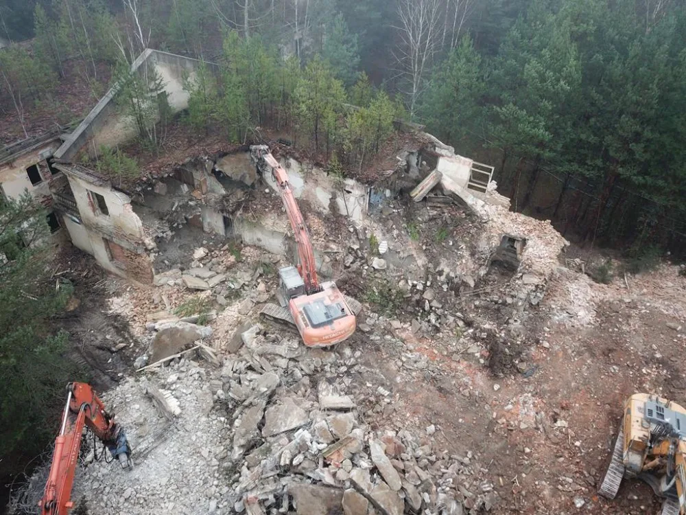 Demolice domů v Ralsku pokračuje. Bývalý štáb sovětské armády do dvou měsíců zmizí.