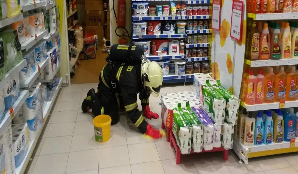 Hasiči evakuovali kvůli úniku čpavku v obchodním domě skoro šedesát osob.