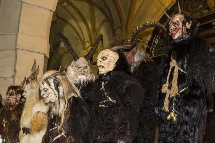Frýdlantské náměstí patřilo Krampusům, stovky lidí se na ně přišly podívat.