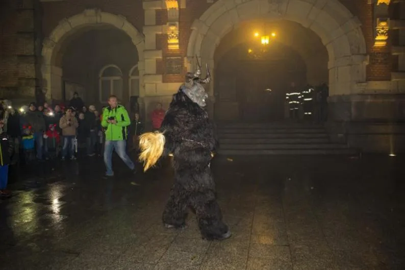 Frýdlantské náměstí patřilo Krampusům, stovky lidí se na ně přišly podívat.