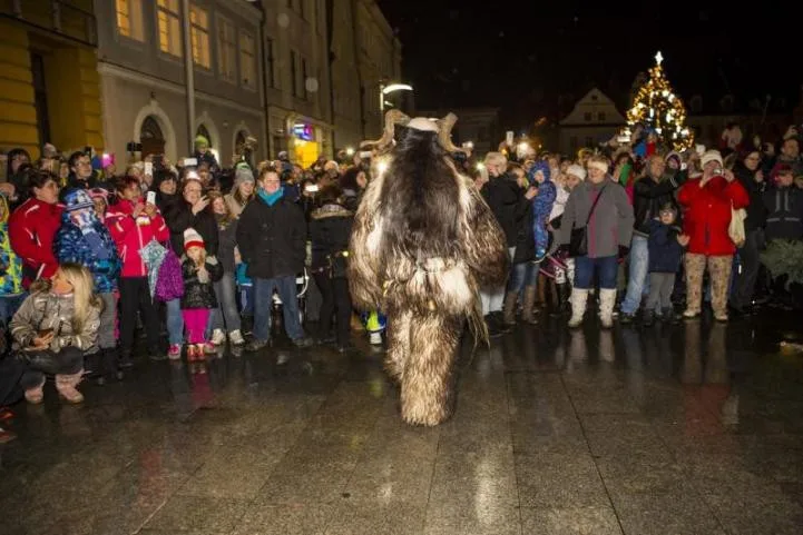 Frýdlantské náměstí patřilo Krampusům, stovky lidí se na ně přišly podívat.