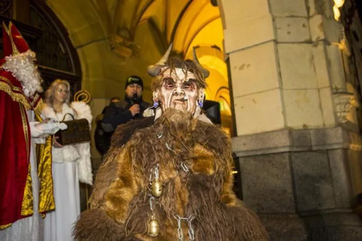 Frýdlantské náměstí patřilo Krampusům, stovky lidí se na ně přišly podívat.