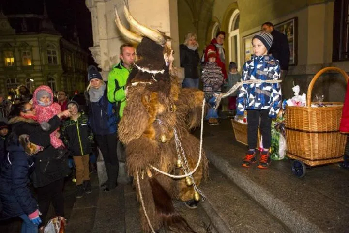 Frýdlantské náměstí patřilo Krampusům, stovky lidí se na ně přišly podívat.