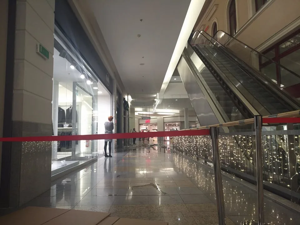 V nákupním centru Forum prasklo vodovodní potrubí, voda zaplavila část patra.