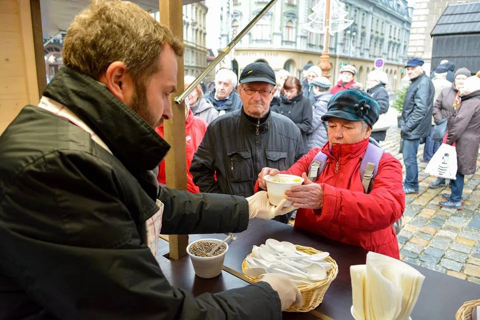 Primátor Batthyány rozléval dýňovou polévku.