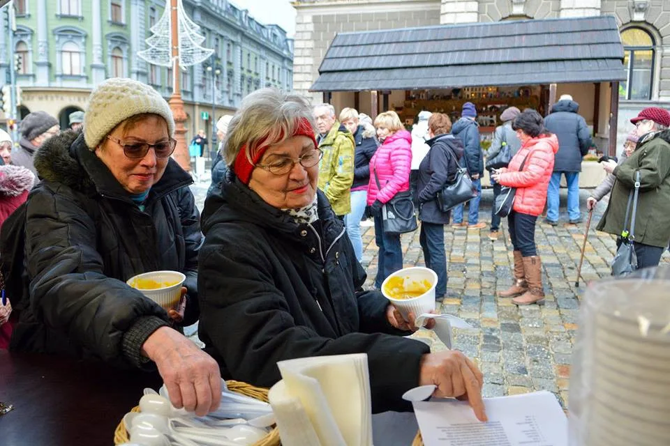 Primátor Batthyány rozléval dýňovou polévku.