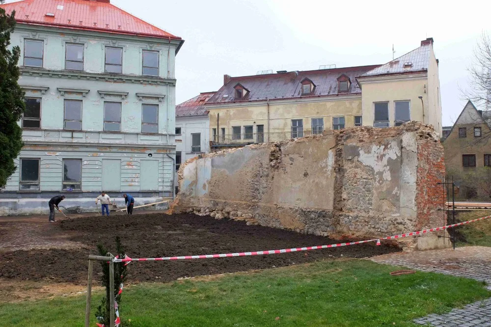 Dům už je pryč, příští rok město místo upraví.