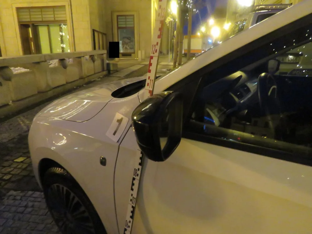 Policisté hledají řidiče, který v centru Jablonce naboural zaparkované auto a ujel.
