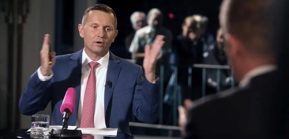 Jaromír Soukup při měření kaprů od oka.