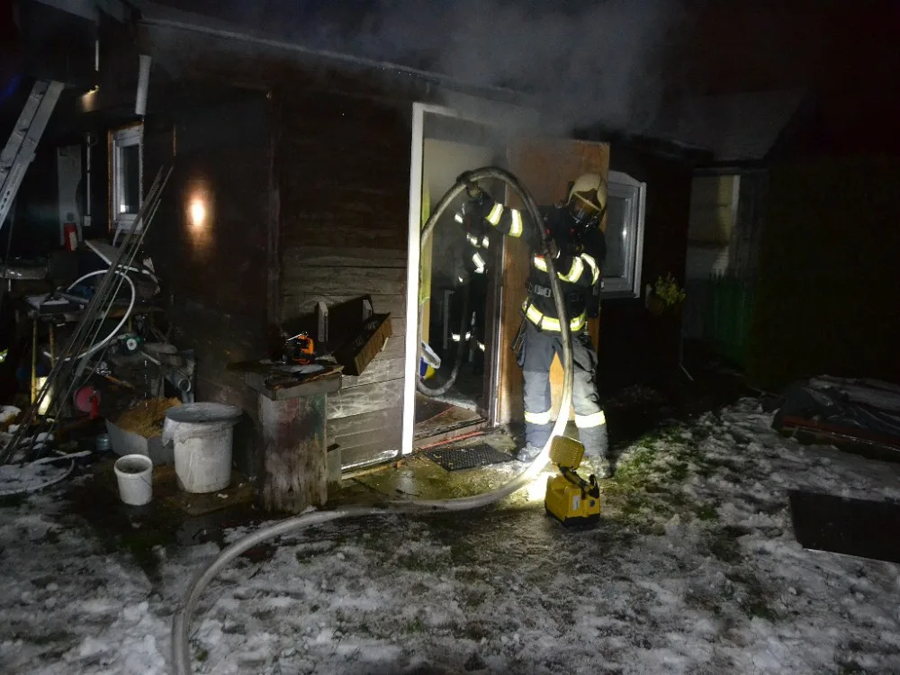 Požár zahradní chatky způsobil nevhodně namontovaný komín, majitel za to vyfasuje pokutu.