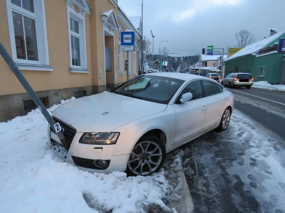 Řidič Audi zabránil střetu s před ním jedoucím automobilem, naboural ale do značky.