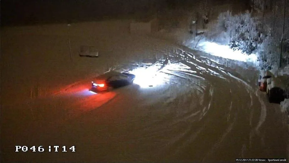 Auto jezdilo po běžkařské trati.