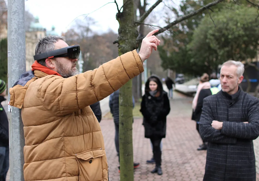 Richard Charvát s HoloLens na místě budoucí zastávky. Sleduje ho Jan Stolín