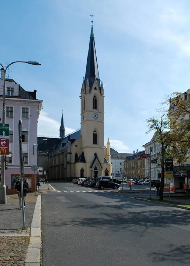 Kostel v Liberci dostal zpět vstupní dveře, zatím jen na Vánoce.