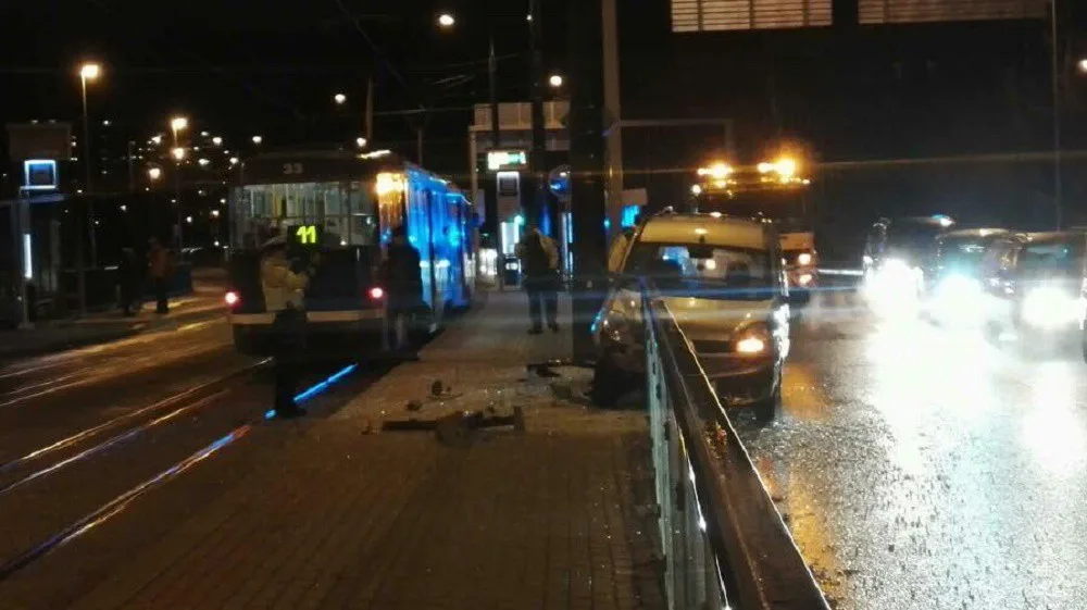 Řidička nezvládl řízení a narazila do zábradlí u zastávky U Lomu..