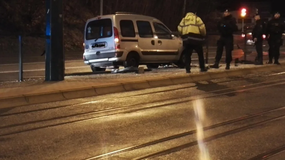 Řidička nezvládl řízení a narazila do zábradlí u zastávky U Lomu..