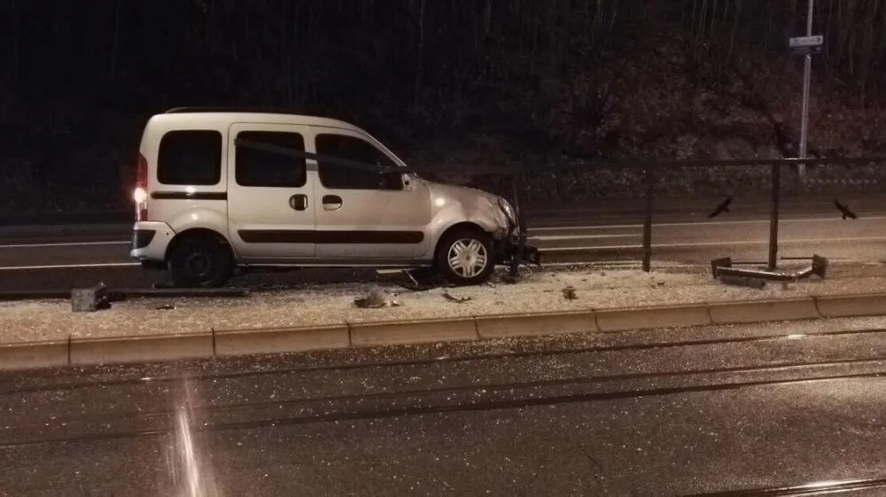Řidička nezvládl řízení a narazila do zábradlí u zastávky U Lomu..