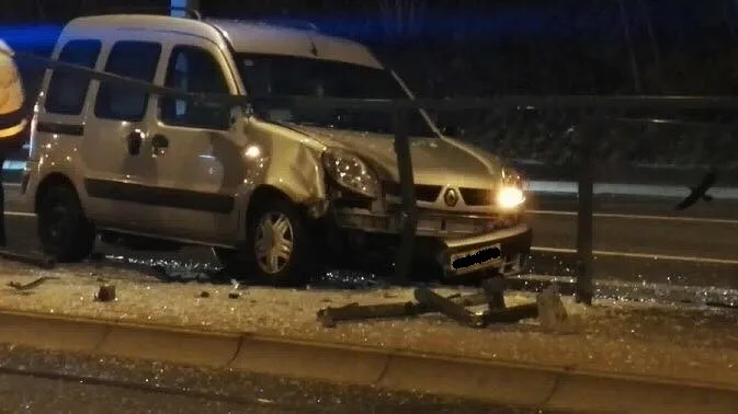 Řidička nezvládl řízení a narazila do zábradlí u zastávky U Lomu..