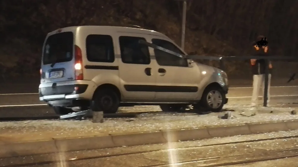 Řidička nezvládl řízení a narazila do zábradlí u zastávky U Lomu..