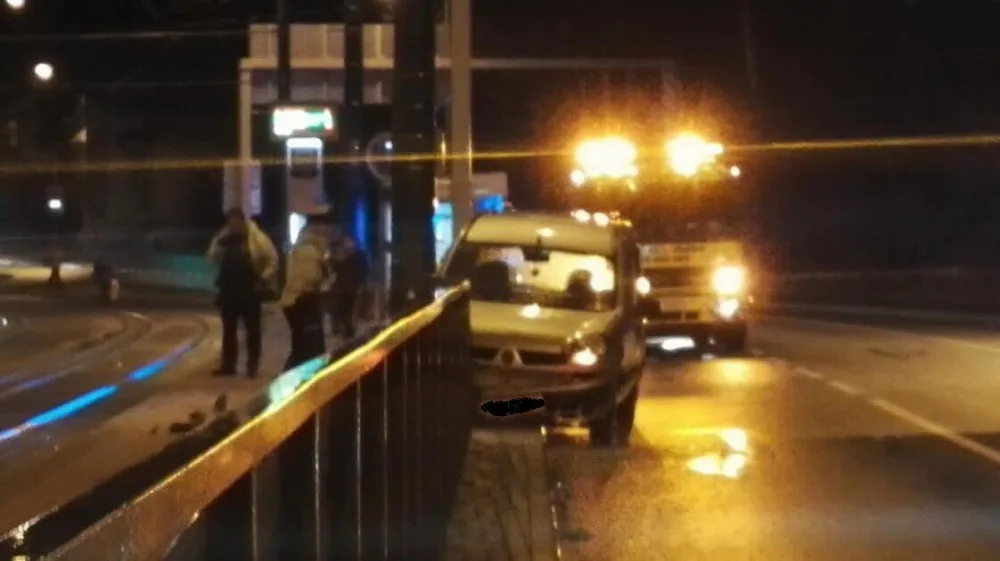 Řidička nezvládl řízení a narazila do zábradlí u zastávky U Lomu..