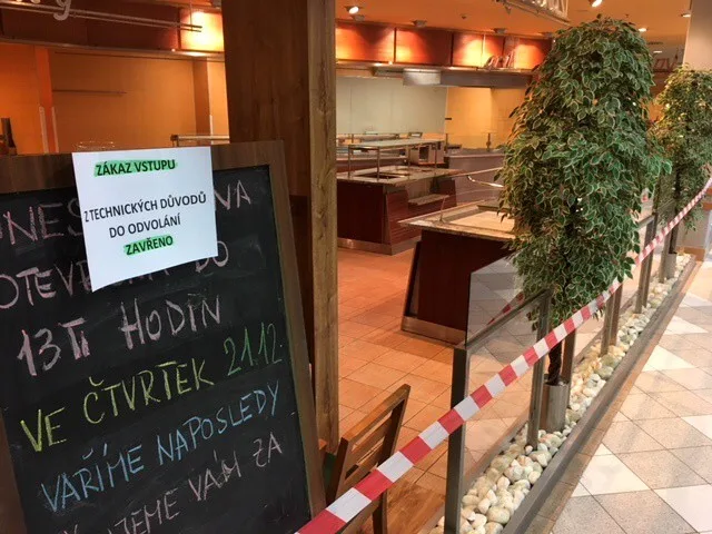 Zavřená jídelna v Albertu.