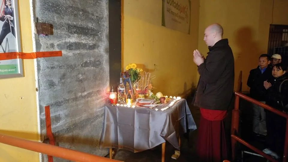 Vietnamská komunita se v pátek večer sešla u vratislavické večerky. Vzpomněli na brutálně ubodanou ženu.