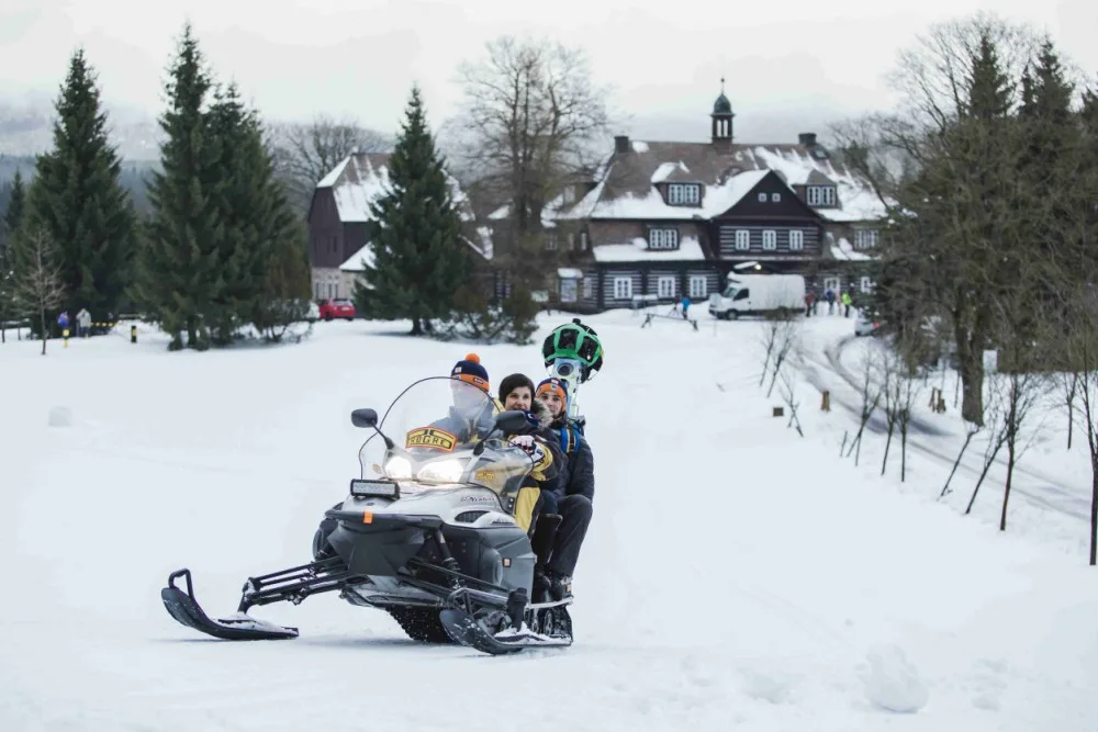 Trať Padesátky projel skútr s přístrojem Street View Trekker