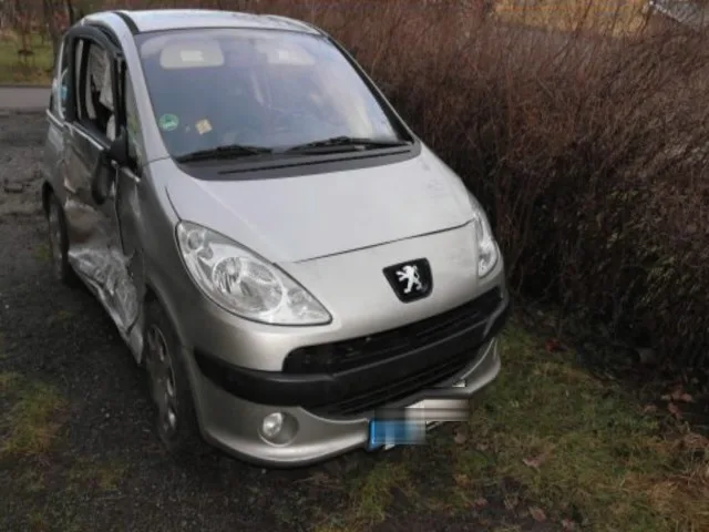 Bouraný peugeot, ve kterém si chtěl zloděj prý dobít mobil