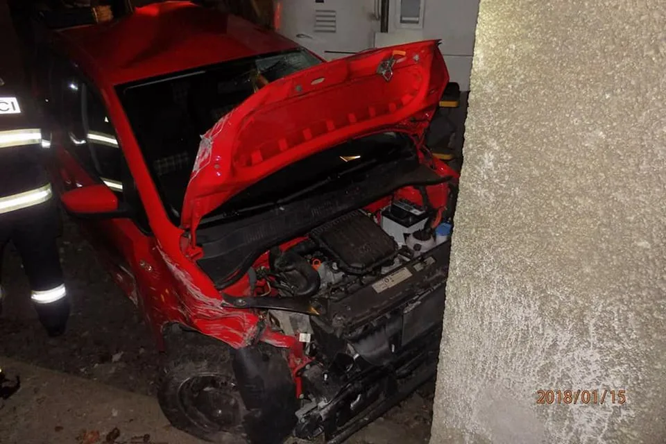 Střet vlaku a osobního automobilu se obešel bez zranění, řidič nadýchal skoro promile.