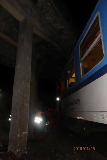Střet vlaku a osobního automobilu se obešel bez zranění, řidič nadýchal skoro promile.