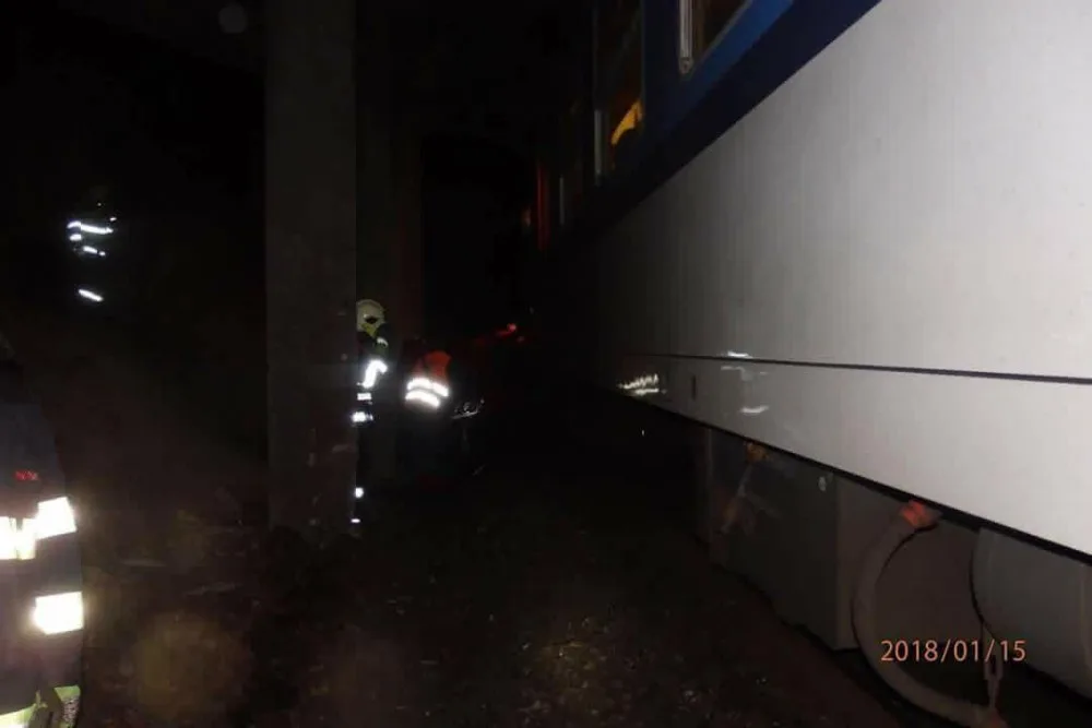 Střet vlaku a osobního automobilu se obešel bez zranění, řidič nadýchal skoro promile.