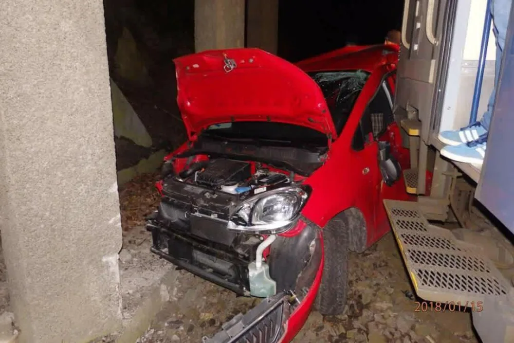 Střet vlaku a osobního automobilu se obešel bez zranění, řidič nadýchal skoro promile.