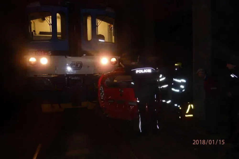 Střet vlaku a osobního automobilu se obešel bez zranění, řidič nadýchal skoro promile.