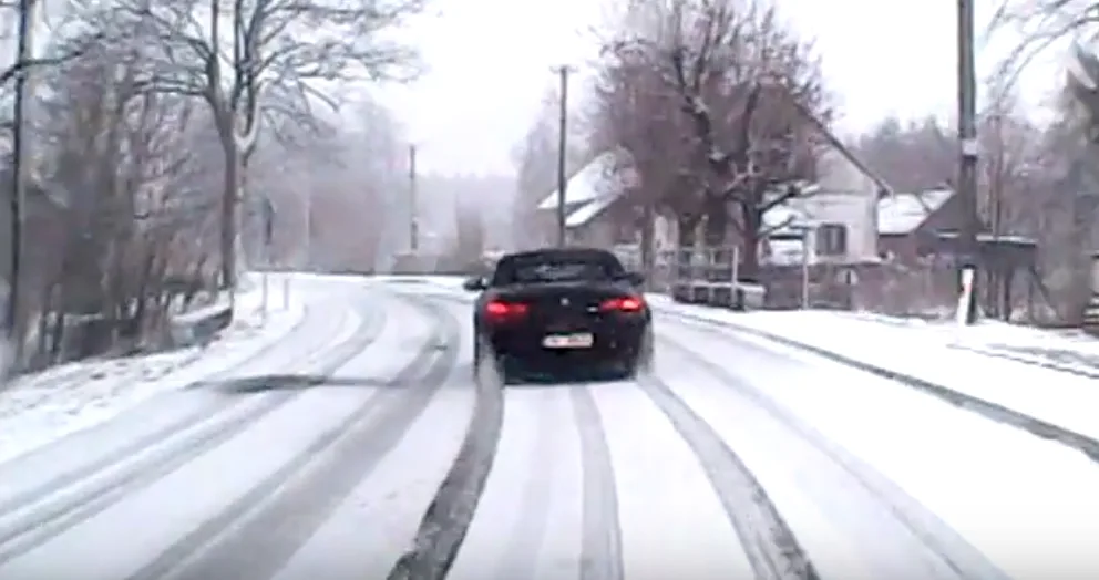 Ujíždějící BMW.