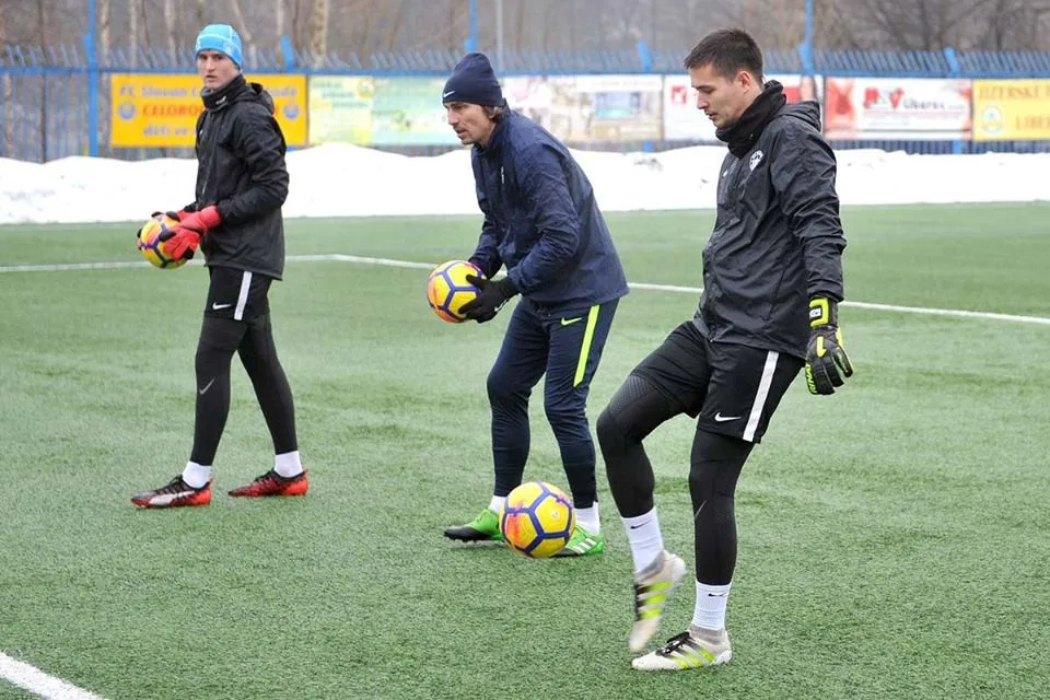 Nový brankářský tým. Vlevo mladík Hasalík, uprostřed trenér Čech a vpravo Nguyen z Vlašimi.