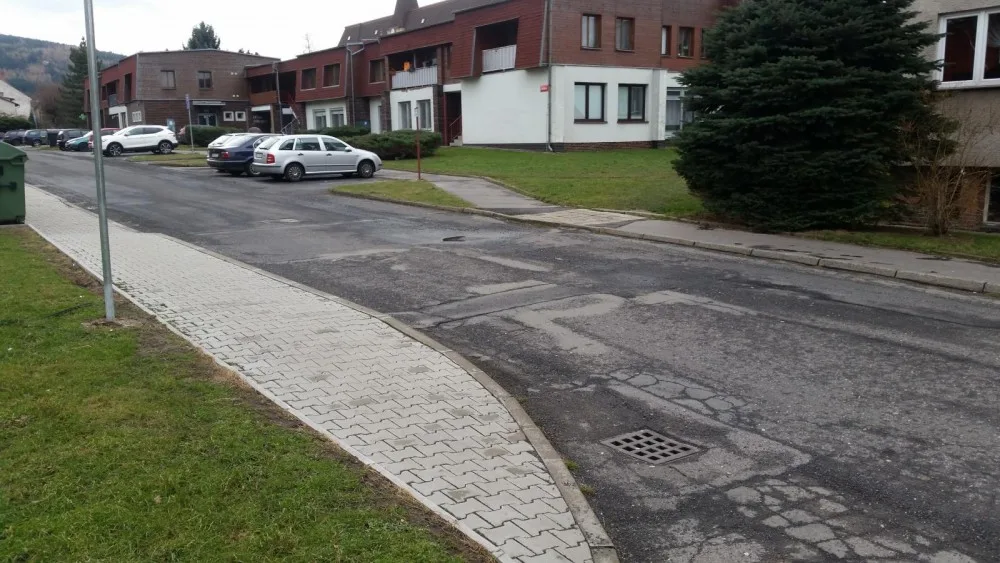 Policisté našli ležícího muže u zdravotního střediska.