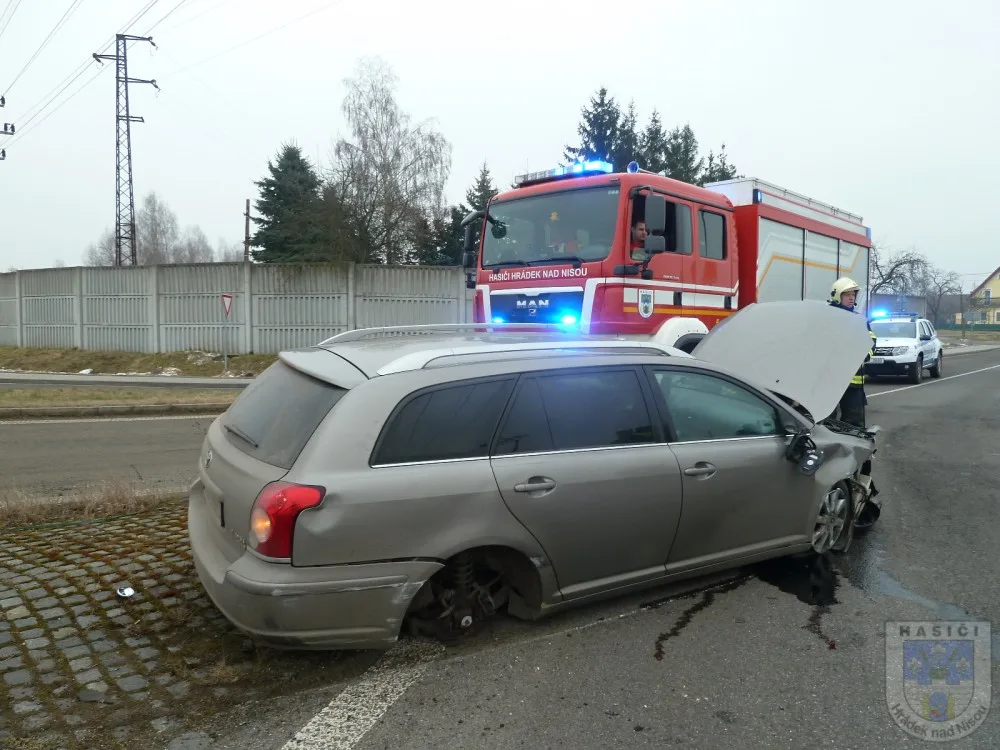 Řidič havaroval na kruhovém objezdu v Hrádku. Při nehodě utrhl kola svého auta.