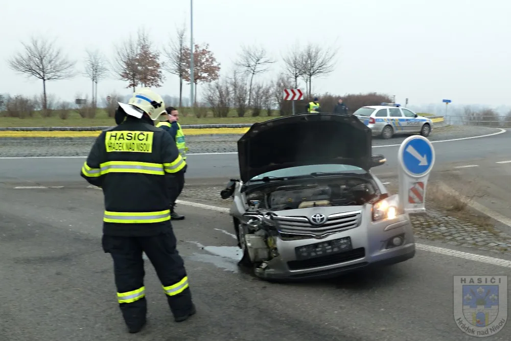 Řidič havaroval na kruhovém objezdu v Hrádku. Při nehodě utrhl kola svého auta.