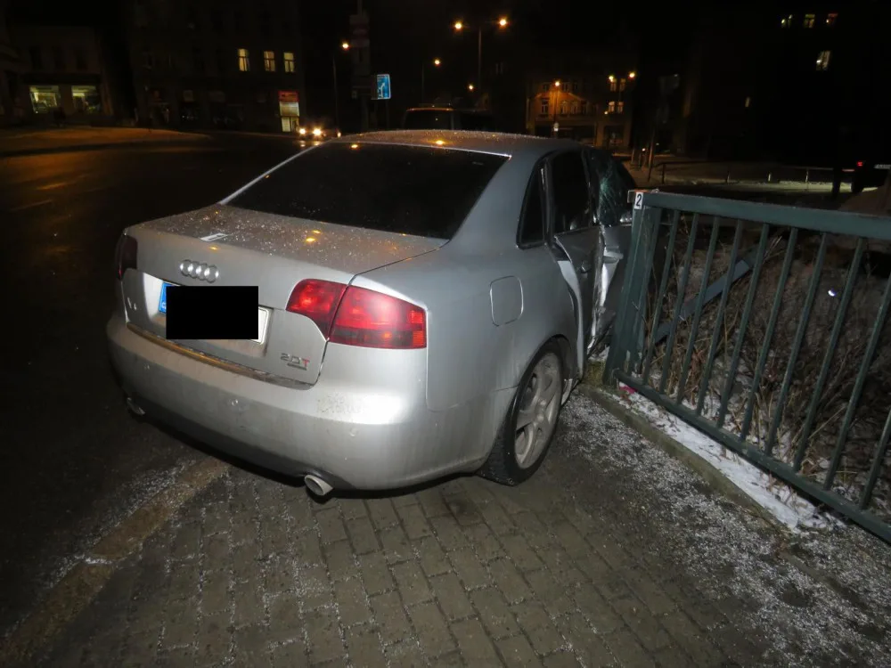 Řidič Audi nezvládl řízení na namrzlé silnici a havaroval, spolujezdkyně se zranila.
