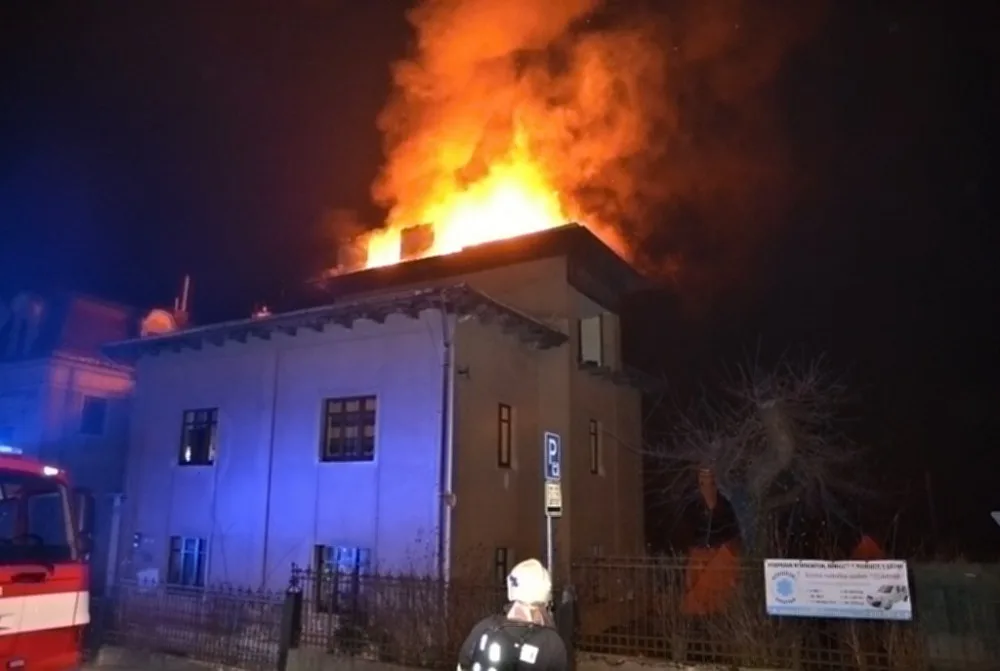FOTO: V centru Liberce v noci hořelo. Dva muži jsou s popáleninami na Vinohradech.