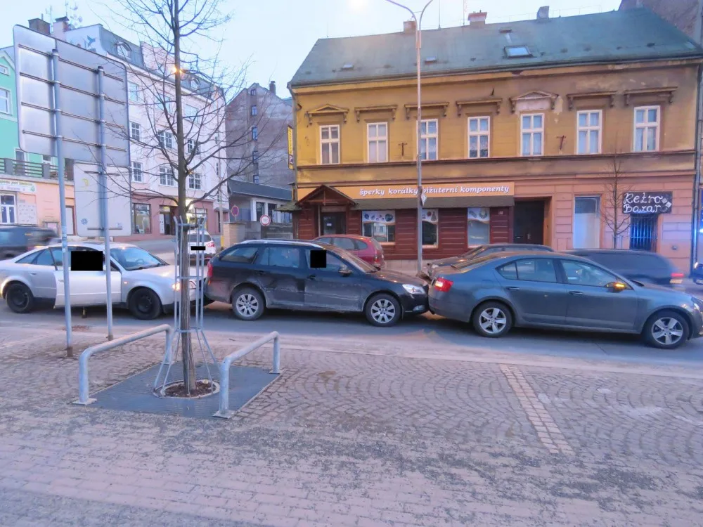 Řidič nedobrzdil a narazil do Octavie stojící před ním. Škodovku posunul na další auto.