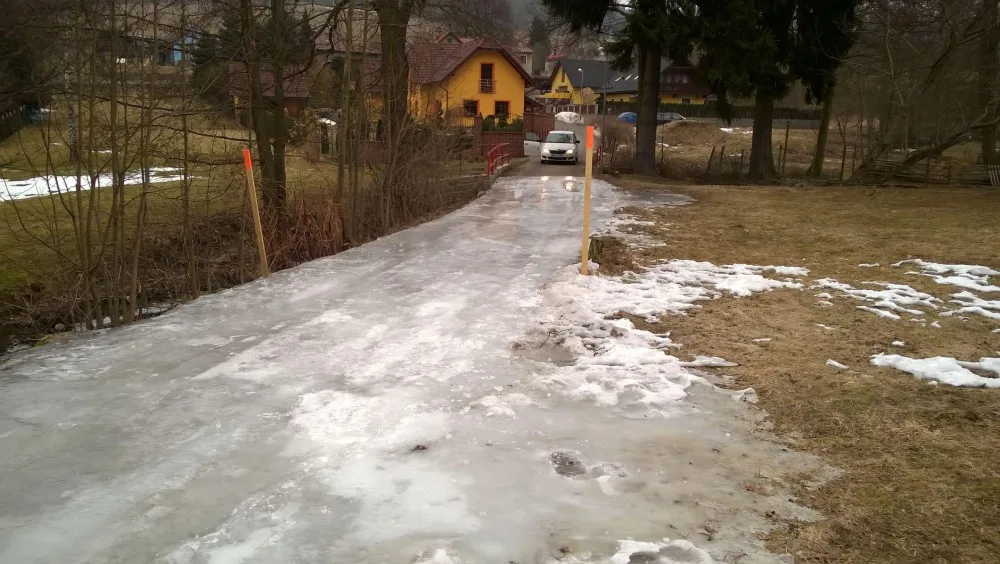 Řidiče trápí na několika místech ledové plotny. Voda zamrzla v propustcích a nemá kam odtékat